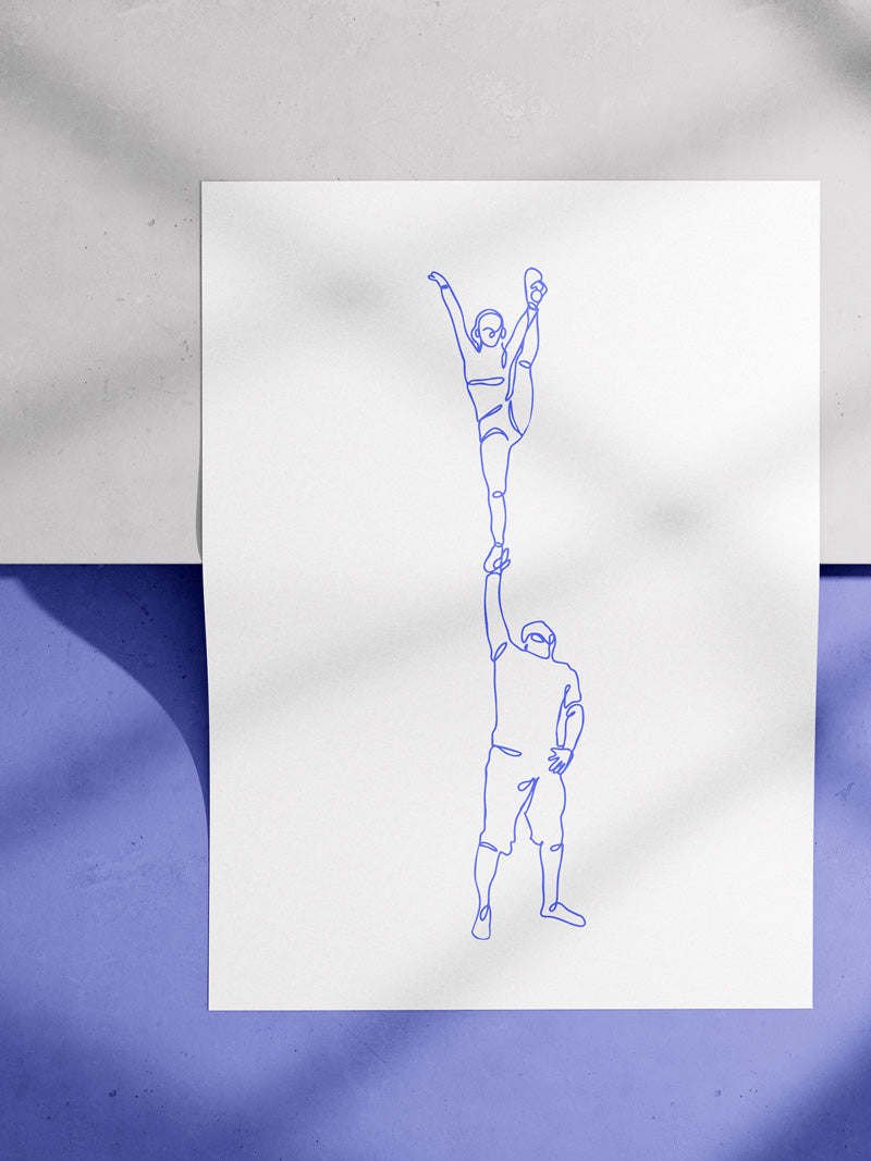 Poster liegt auf einer Kante. Es handelt sich um einen Betonboden mit Stufe. Im Bild sieht man moody Schatten. Auf dem Poster ist das Motiv: Partnerstunt als sogenannte One-Line Zeichnung. Der Hintergrund ist Offwhite und die Linie der Zeichnung Blau.