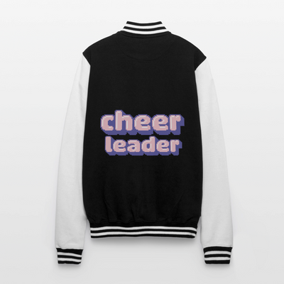 Collegejacke in Schwarz -weiß mit Lila,rosa,weißer pixelart Aufschrift: Cheerleader. Die Bündchen sind alle Schwarz-weiß gestreift. Die Jacke ist auf weißem Hintergrund zu sehen. Man sieht hier die Rückseite.