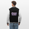 Collegejacke in Schwarz -weiß mit Lila,rosa,weißer pixelart Aufschrift: Cheerleader. Die Bündchen sind alle Schwarz-weiß gestreift. Die von einem dunkelblondem Mann getragene Jacke ist auf weißem Hintergrund zu sehen. Man sieht hier die Rückseite. Der Mann trägt dazu eine Jeanshose.