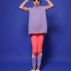 kleines Mädchen mit mittelblonden Haaren im Dutt, einer lila Herzbrille, einem hellen Scrunchie und einem lilafarbenem Wollpullunder. Sie trägt zudem eine pink-,weiß-,lilafarbene Leggings und steht vor blauem Hintergrund. Sie ist ein Peewee. Ihre Arme sind in Jazzhands an ihrem Kopf. SIe streckt die Zunge raus. An ihren Füßen sind weiße Badelatschen mit der Aufschrift: Cheer in Lila.