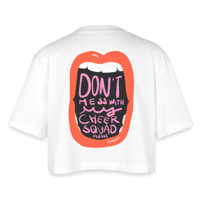 Oversized Cropped T-Shirt  in weiß als Freisteller zu sehen. Auf dem Motiv ist eine weit offene Lippe mit Zähnen zu sehen. In der Öffnung vom Mund steht: Don't mess with my cheer squad please.