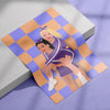 Poster liegt auf einer Kante. Es handelt sich um einen Betonboden mit Stufe. Im Bild sieht man moody Schatten. Auf dem Poster ist das Motiv: Cheer Friends. zwei weiblich gelesene Personen zeigen sich Huckepack. Der Hintergrund ist lila hell-orange kariert. Die Figuren tragen eine lila farbene  Cheerleadinguniform. Die eine Figut ist  hellhäutig und blond und die andere dunkelhäutig und schwarzhaarig. Beide tragen eine Lila Schleife auf ihrem Zopf. Die Figuren sind illustriert.