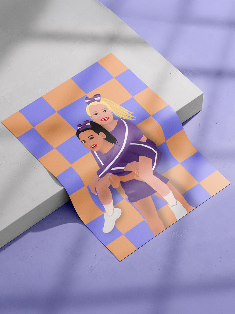 Poster liegt auf einer Kante. Es handelt sich um einen Betonboden mit Stufe. Im Bild sieht man moody Schatten. Auf dem Poster ist das Motiv: Cheer Friends. zwei weiblich gelesene Personen zeigen sich Huckepack. Der Hintergrund ist lila hell-orange kariert. Die Figuren tragen eine lila farbene  Cheerleadinguniform. Die eine Figut ist  hellhäutig und blond und die andere dunkelhäutig und schwarzhaarig. Beide tragen eine Lila Schleife auf ihrem Zopf. Die Figuren sind illustriert.