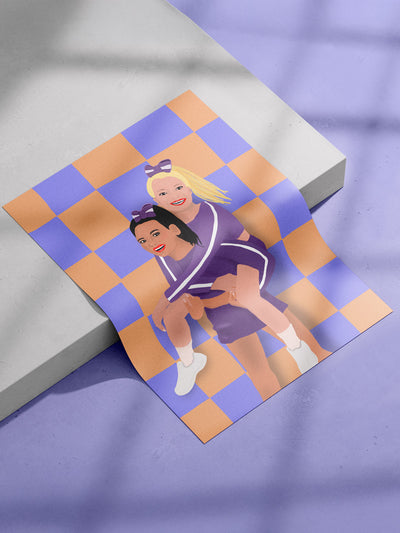 Poster liegt auf einer Kante. Es handelt sich um einen Betonboden mit Stufe. Im Bild sieht man moody Schatten. Auf dem Poster ist das Motiv: Cheer Friends. zwei weiblich gelesene Personen zeigen sich Huckepack. Der Hintergrund ist lila hell-orange kariert. Die Figuren tragen eine lila farbene  Cheerleadinguniform. Die eine Figut ist  hellhäutig und blond und die andere dunkelhäutig und schwarzhaarig. Beide tragen eine Lila Schleife auf ihrem Zopf. Die Figuren sind illustriert.