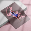Poster liegt auf einer Kante. Es handelt sich um einen Betonboden mit Stufe. Im Bild sieht man moody Schatten. Auf dem Poster ist das Motiv: Cheer. Eine weiblich gelesene Person zieht einen Bow-Stretch. Das Wort Cheer ist in rosa zu sehen. Der Hintergrund ist graubraun. Die Figur trägt eine Blaue Cheerleading-Uniform, hat dunkle lange Haare und eine pinke Schleife auf dem Kopf. Die Figur ist illustriert.
