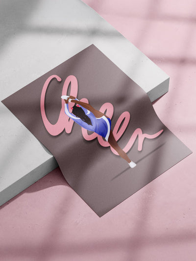 Poster liegt auf einer Kante. Es handelt sich um einen Betonboden mit Stufe. Im Bild sieht man moody Schatten. Auf dem Poster ist das Motiv: Cheer. Eine weiblich gelesene Person zieht einen Bow-Stretch. Das Wort Cheer ist in rosa zu sehen. Der Hintergrund ist graubraun. Die Figur trägt eine Blaue Cheerleading-Uniform, hat dunkle lange Haare und eine pinke Schleife auf dem Kopf. Die Figur ist illustriert.