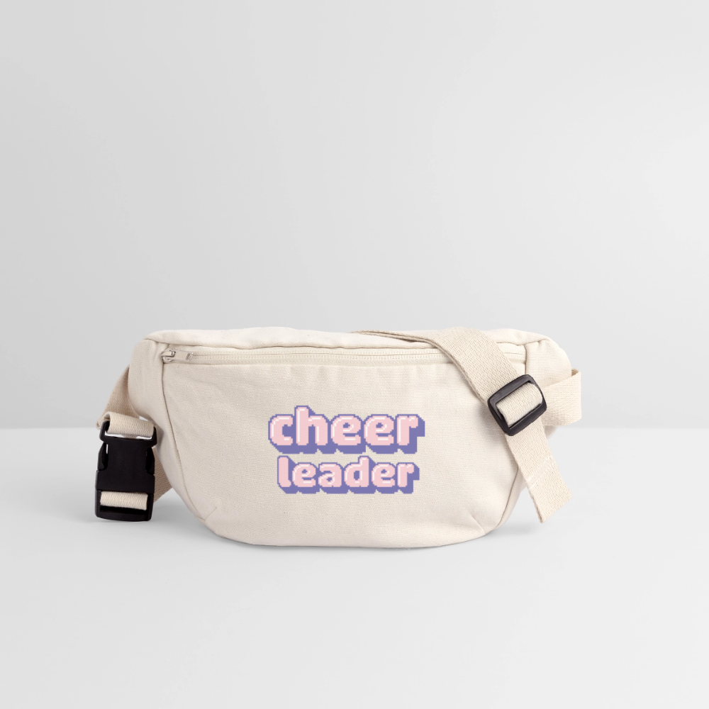 recycled Hip Bag in naturfarben, mit schwarzer Schnalle. Der Aufdurck ist: Cheerleader in lila,weiß, rosa Pixelschrif. Die Bauchtasche wurde in Studiosetting auf weißem Hintergrund fotografiert.