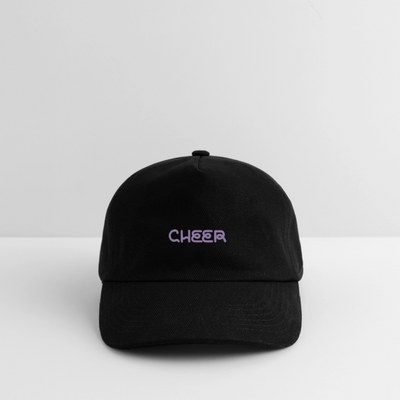 Zu sehen ist eine Peewee Cap in schwarz auf weißem Hintergrund und einem lilafarbenem Aufdruck mit dem Wort: Cheer.