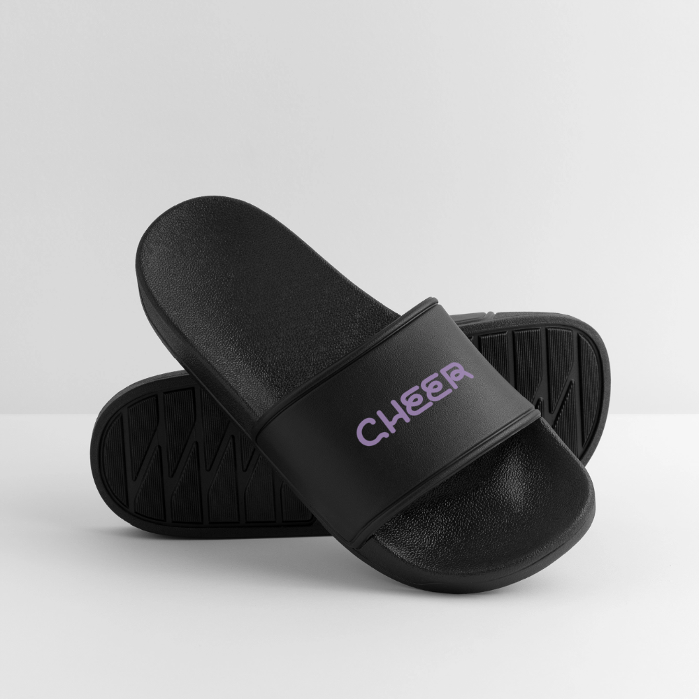 Cheer Sliders in schwarz. Die Badelatschen haben einen Aufdurck in lila. SIe wurden einem Studiosettin auf weiß fotografiert. Bei der einen Latsche sieht man die Sohle.